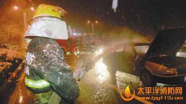 消防官兵对起火车辆进行灭火