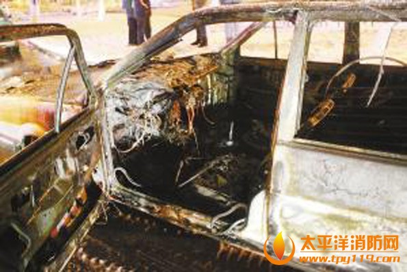 出租车被烧成空壳
