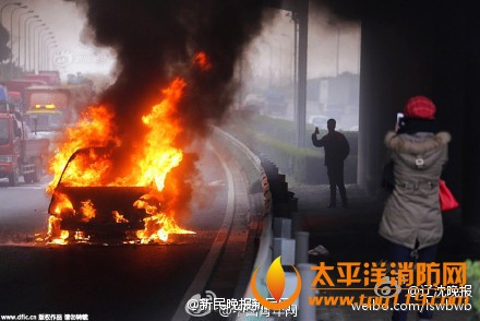 上海一轿车高速上自燃起火 女车主现场自拍(图)