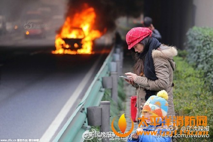 上海一轿车高速上自燃起火 女车主现场自拍(图)