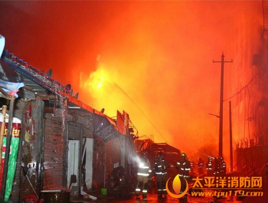 煤气瓶车爆炸引燃工厂 过火面积2000平方米