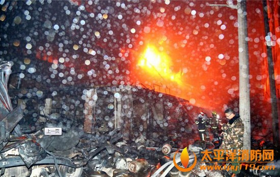 煤气瓶车爆炸引燃工厂 过火面积2000平方米