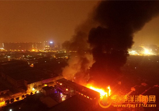 煤气瓶车爆炸引燃工厂 过火面积2000平方米