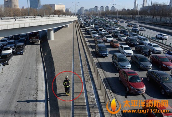 消防员跑着去现场