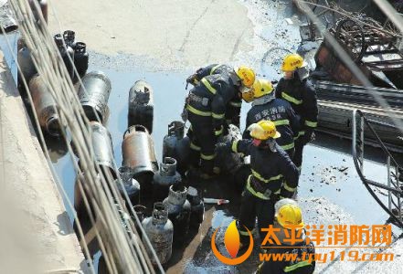 昨日上午，西安城东十里铺街办杨家湾村一商铺突然起火，附近多名商户均称听到爆炸声，消防人员从火中抢出25个液化气罐。