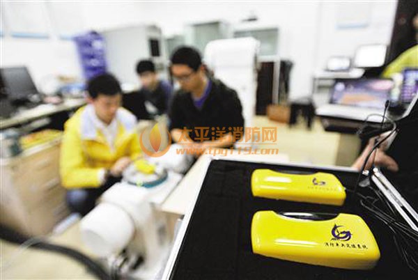 2016年4月18日，重庆邮电大学光电学院实验室，研发人员正在对消防单兵定位系统的传感器进行校准。 