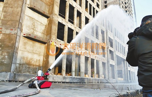 消防机器人冲破火线救人 产业正在崛起