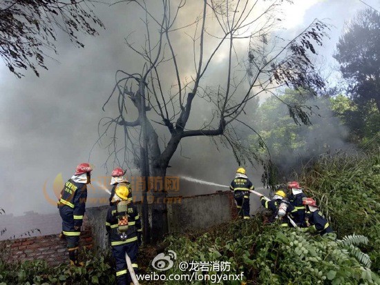 福建龙岩一毛毯仓库着火