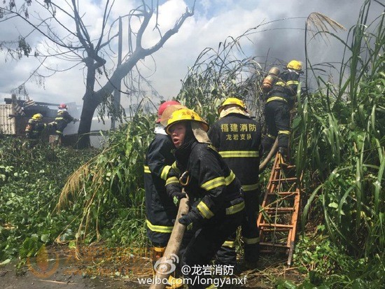 福建龙岩一毛毯仓库着火