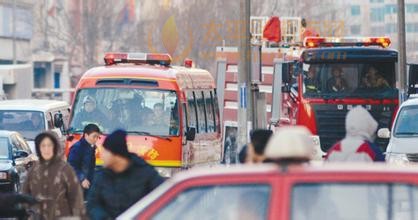 消防车出警 道路堵塞